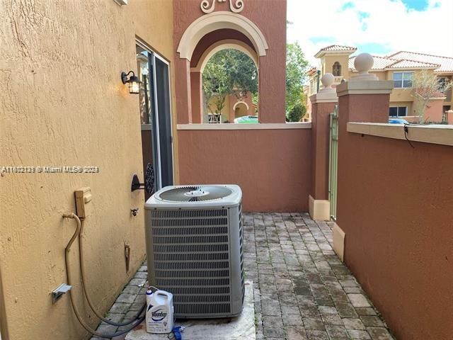 Recently Sold: $399,000 (3 beds, 2 baths, 1396 Square Feet)