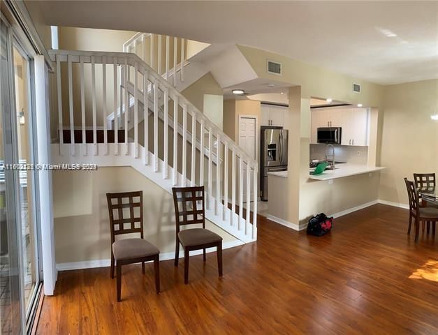 Recently Sold: $399,000 (3 beds, 2 baths, 1396 Square Feet)