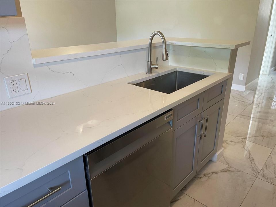 Recently Rented: $1,625 (1 beds, 1 baths, 615 Square Feet)