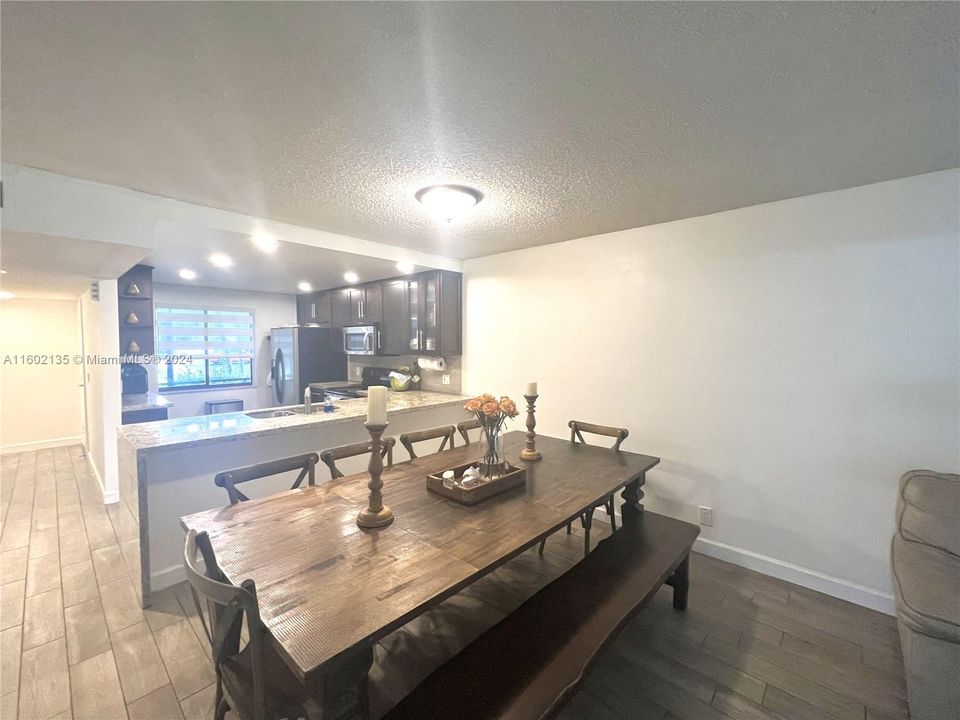 Recently Sold: $350,000 (2 beds, 2 baths, 1256 Square Feet)