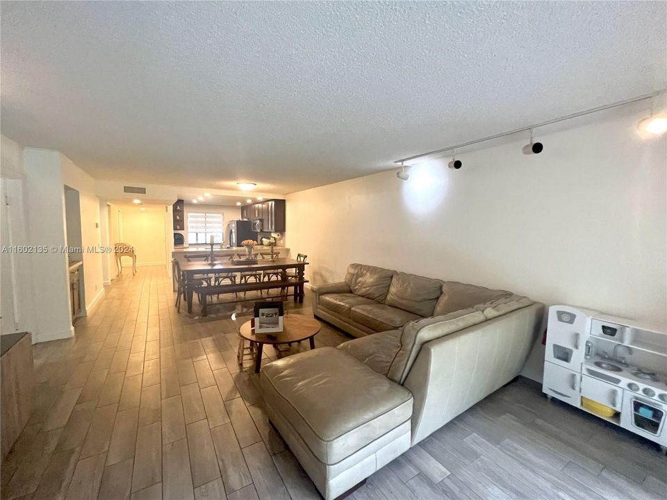 Recently Sold: $350,000 (2 beds, 2 baths, 1256 Square Feet)