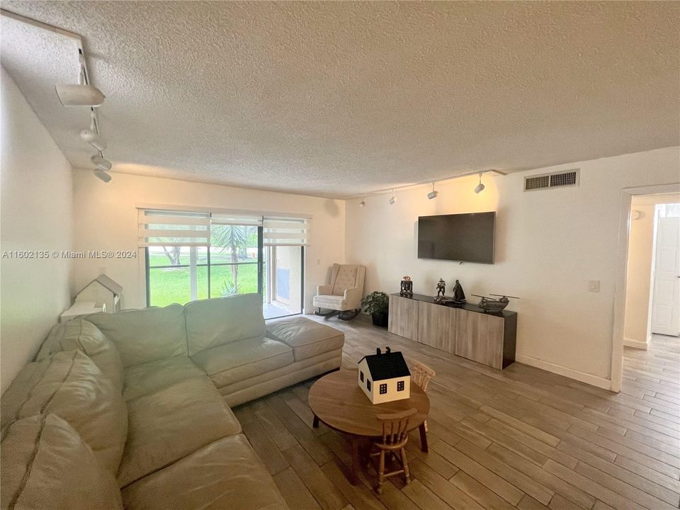 Recently Sold: $350,000 (2 beds, 2 baths, 1256 Square Feet)