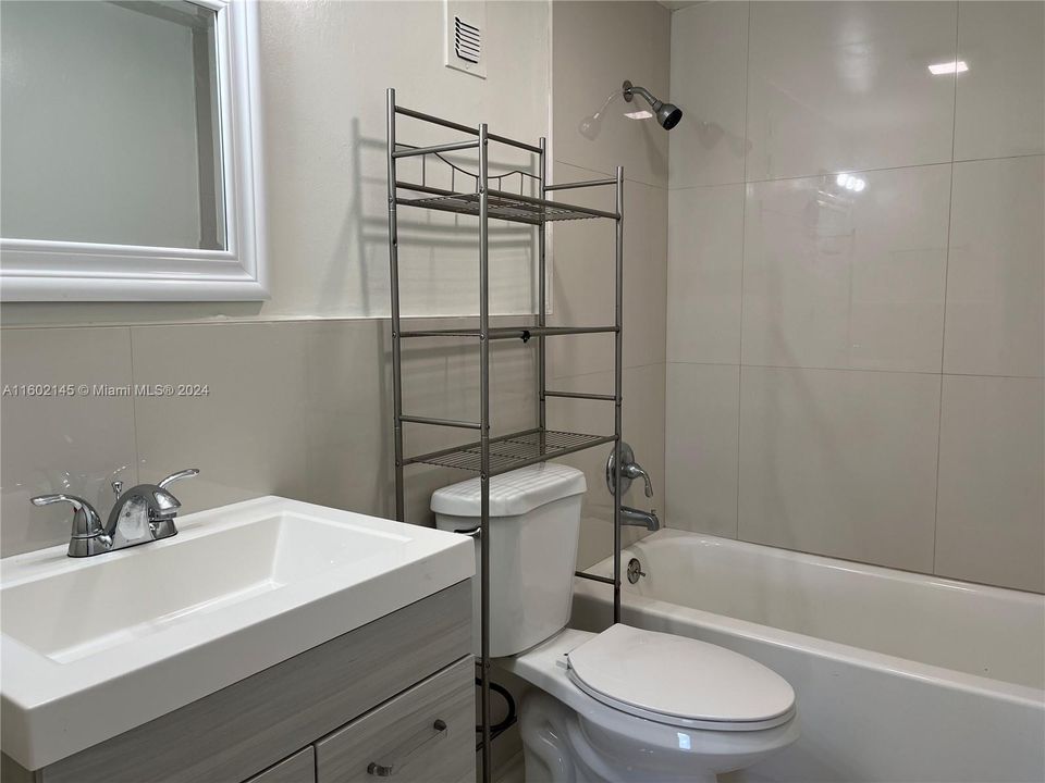 Active With Contract: $2,000 (2 beds, 2 baths, 835 Square Feet)
