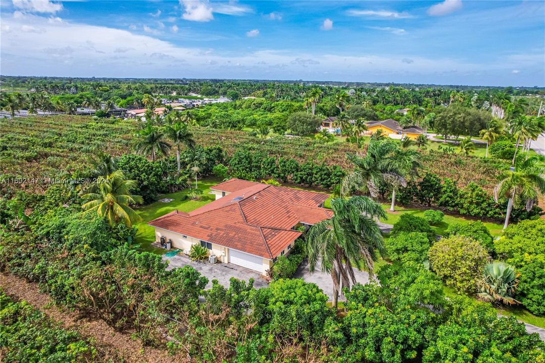 Active With Contract: $2,000,000 (4 beds, 3 baths, 3497 Square Feet)