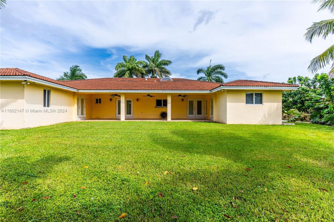 Active With Contract: $2,000,000 (4 beds, 3 baths, 3497 Square Feet)