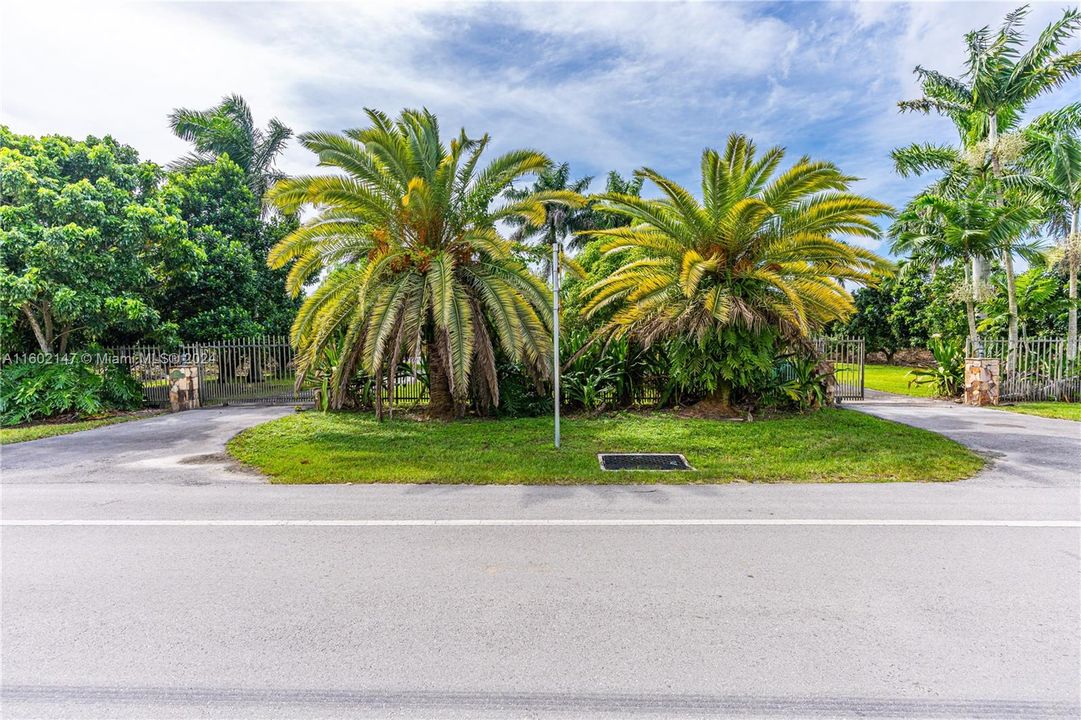 Active With Contract: $2,000,000 (4 beds, 3 baths, 3497 Square Feet)