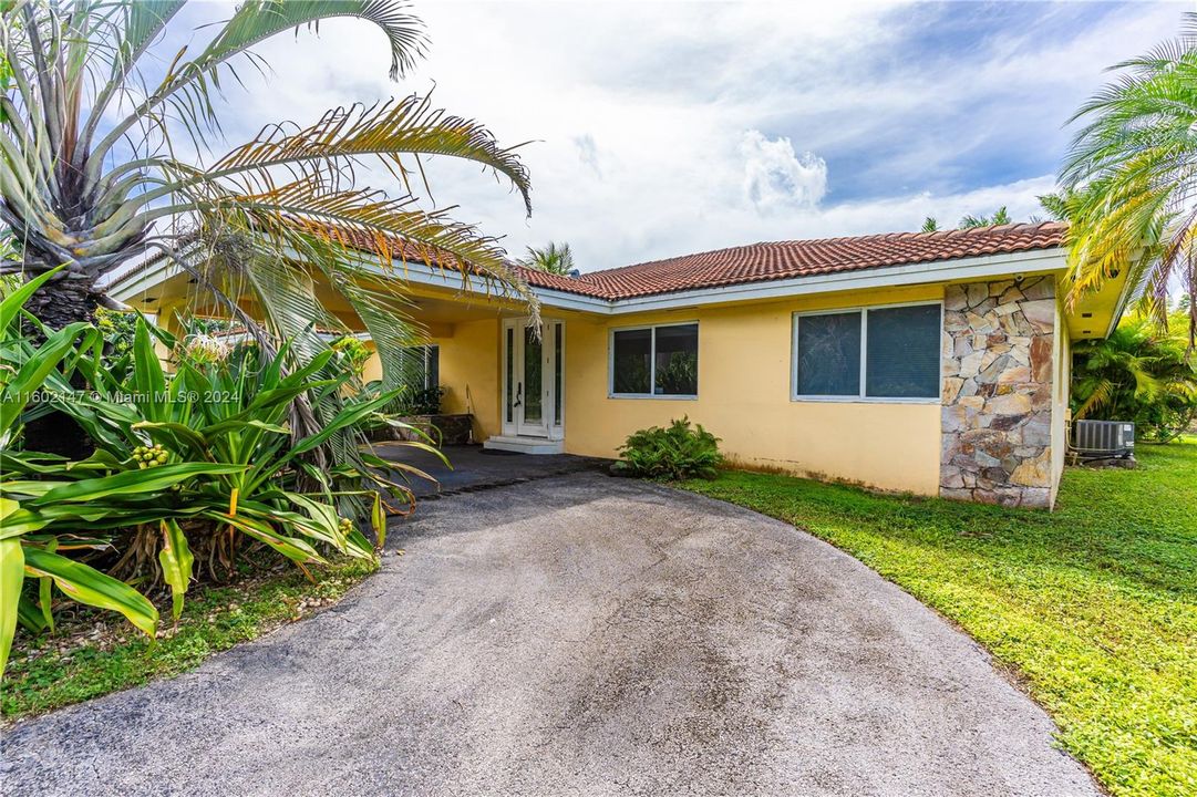 Active With Contract: $2,000,000 (4 beds, 3 baths, 3497 Square Feet)