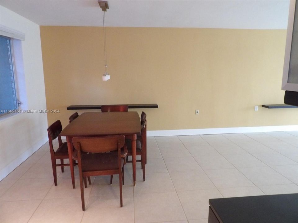 For Sale: $220,000 (1 beds, 1 baths, 880 Square Feet)