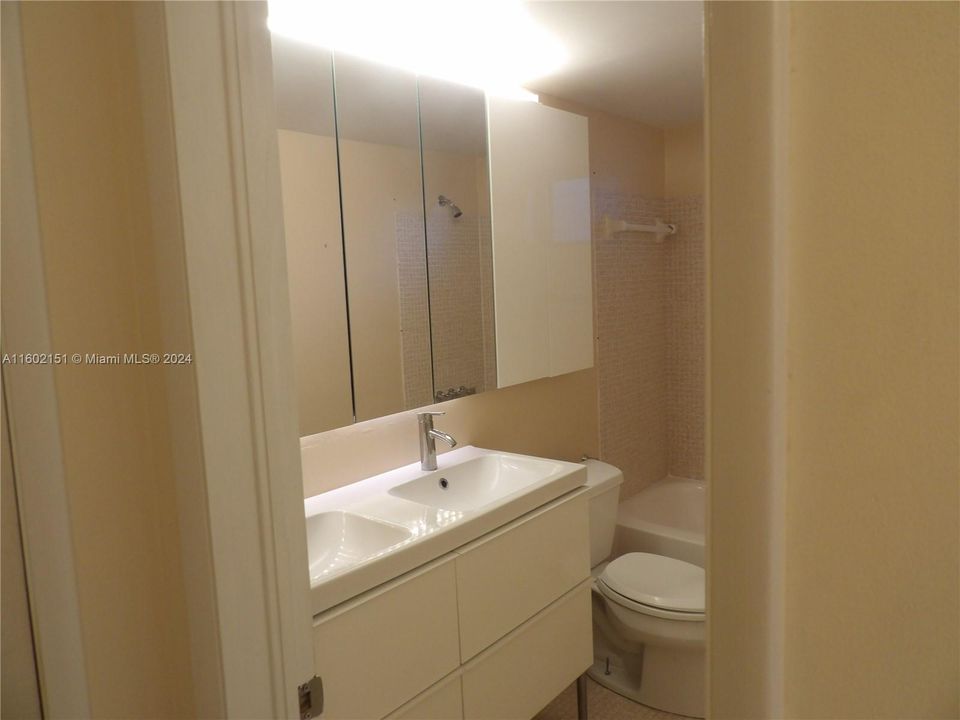 For Sale: $220,000 (1 beds, 1 baths, 880 Square Feet)