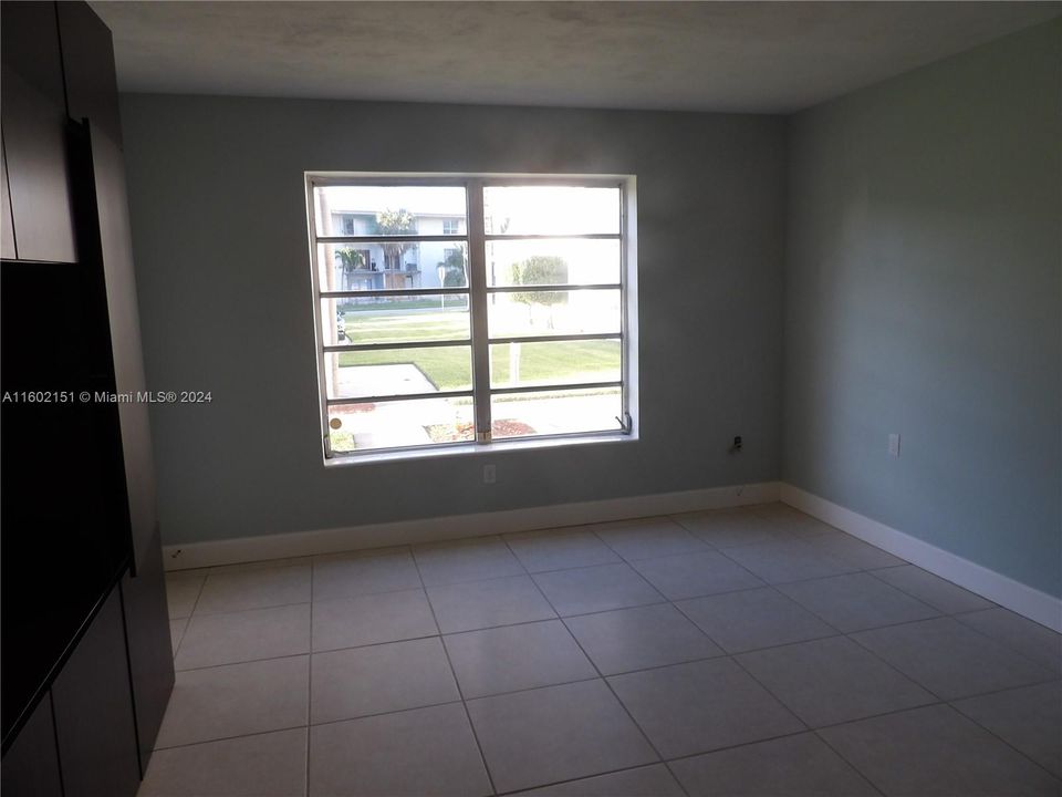 For Sale: $220,000 (1 beds, 1 baths, 880 Square Feet)