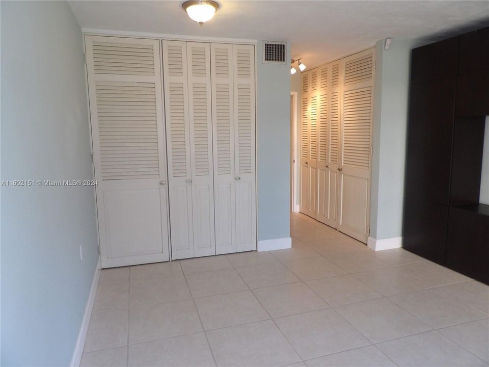 For Sale: $220,000 (1 beds, 1 baths, 880 Square Feet)