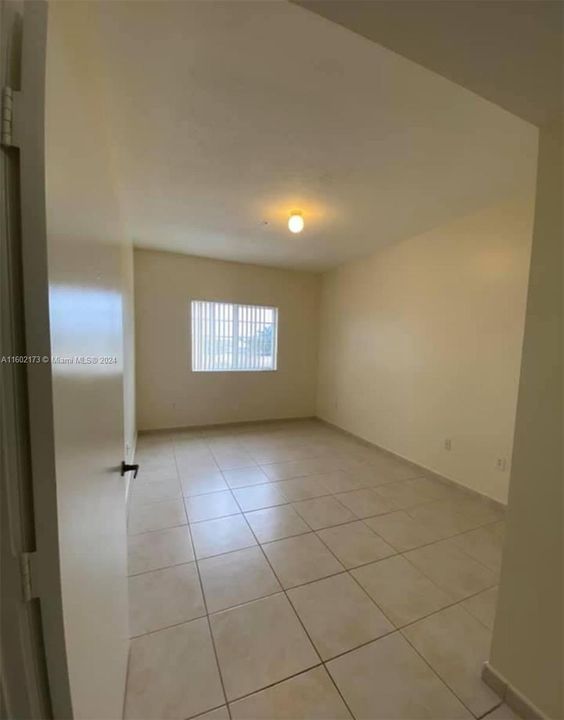 Active With Contract: $2,400 (2 beds, 2 baths, 910 Square Feet)