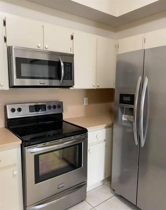 Active With Contract: $2,400 (2 beds, 2 baths, 910 Square Feet)