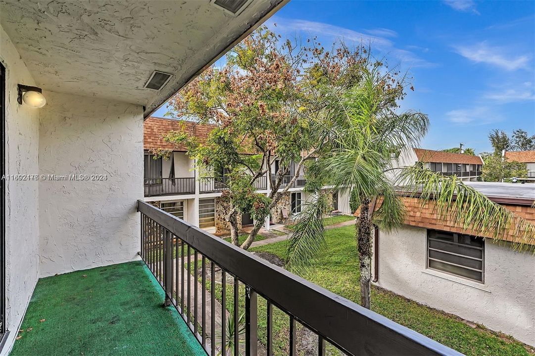 For Sale: $325,000 (2 beds, 2 baths, 1220 Square Feet)