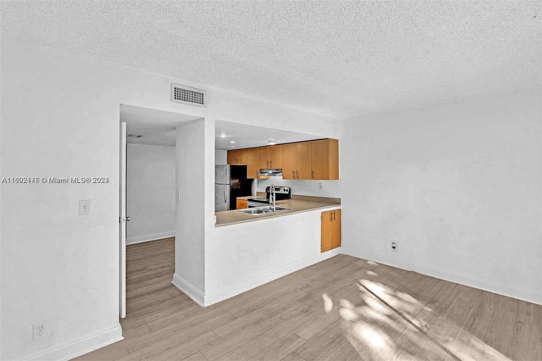 For Sale: $325,000 (2 beds, 2 baths, 1220 Square Feet)