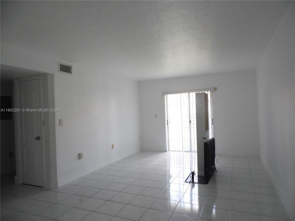 For Sale: $314,900 (2 beds, 2 baths, 870 Square Feet)