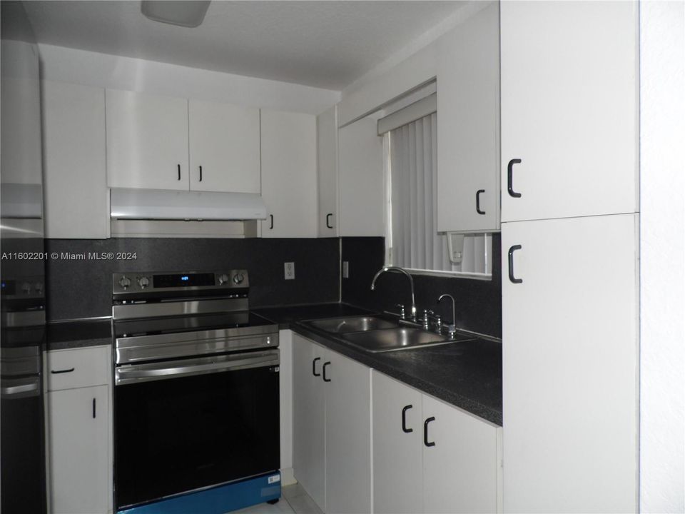 For Sale: $314,900 (2 beds, 2 baths, 870 Square Feet)