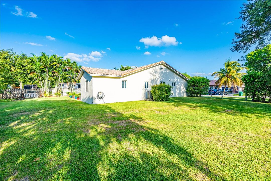 For Sale: $725,000 (3 beds, 2 baths, 1571 Square Feet)