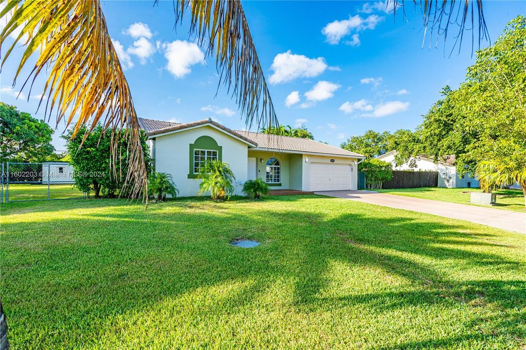 For Sale: $725,000 (3 beds, 2 baths, 1571 Square Feet)