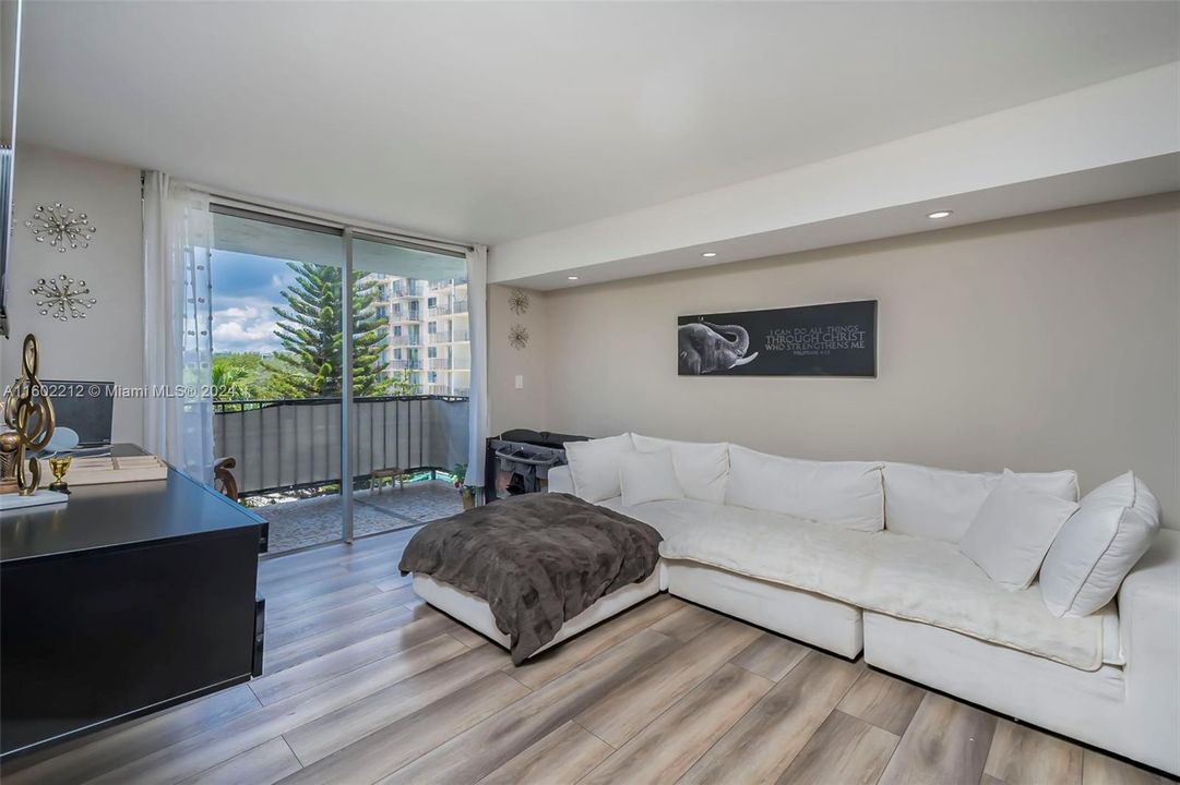 For Sale: $265,000 (2 beds, 2 baths, 1050 Square Feet)