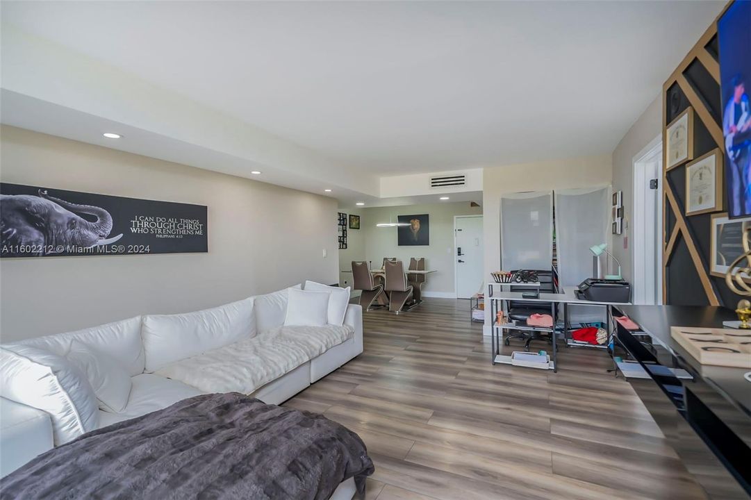 For Sale: $265,000 (2 beds, 2 baths, 1050 Square Feet)