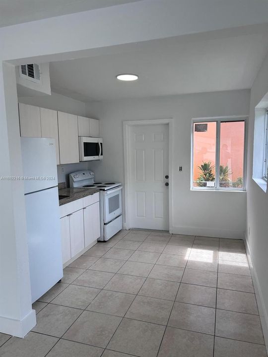 Recently Rented: $2,200 (2 beds, 1 baths, 1430 Square Feet)