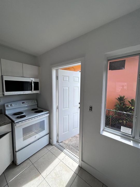 Recently Rented: $2,200 (2 beds, 1 baths, 1430 Square Feet)