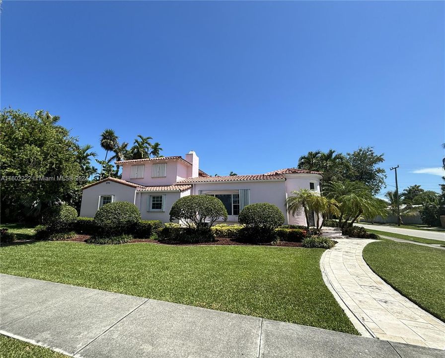 For Sale: $1,299,000 (3 beds, 3 baths, 2588 Square Feet)