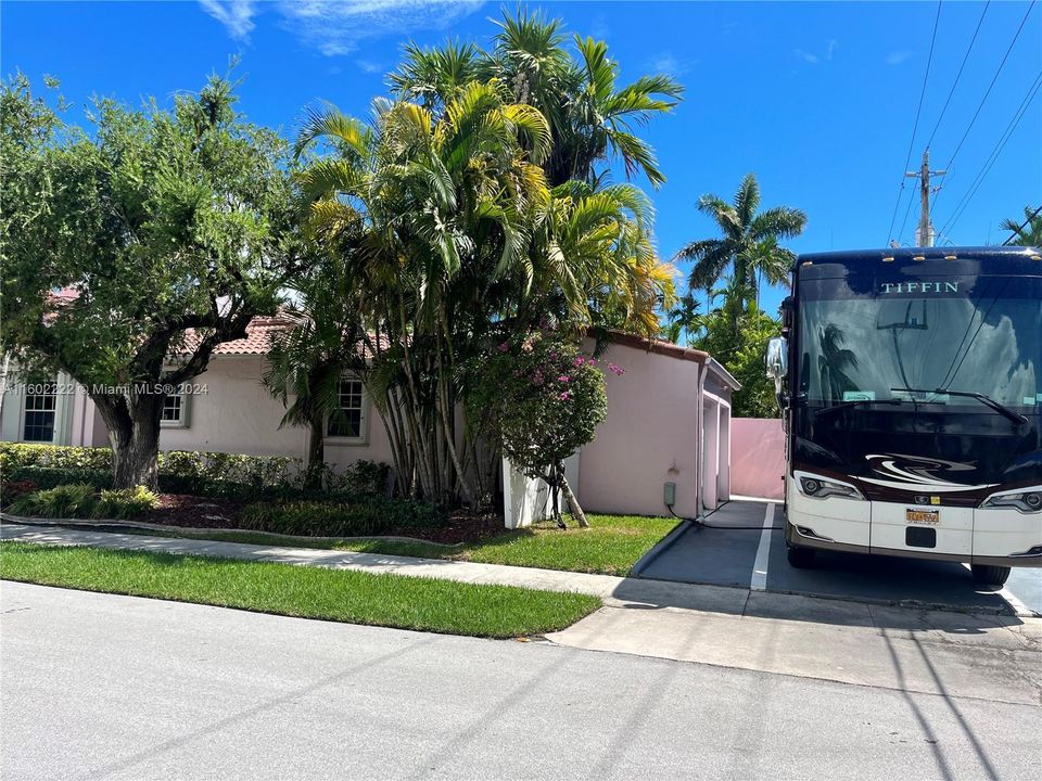 For Sale: $1,299,000 (3 beds, 3 baths, 2588 Square Feet)