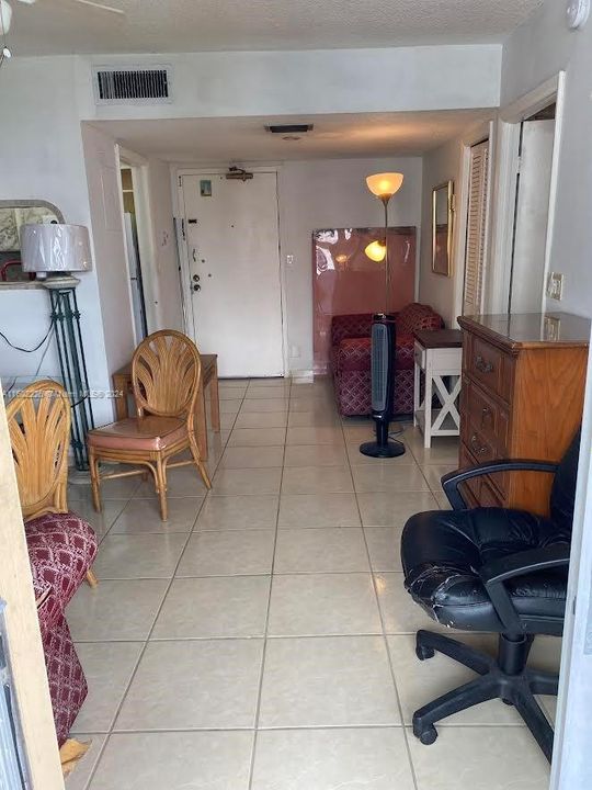 For Sale: $215,000 (1 beds, 1 baths, 506 Square Feet)