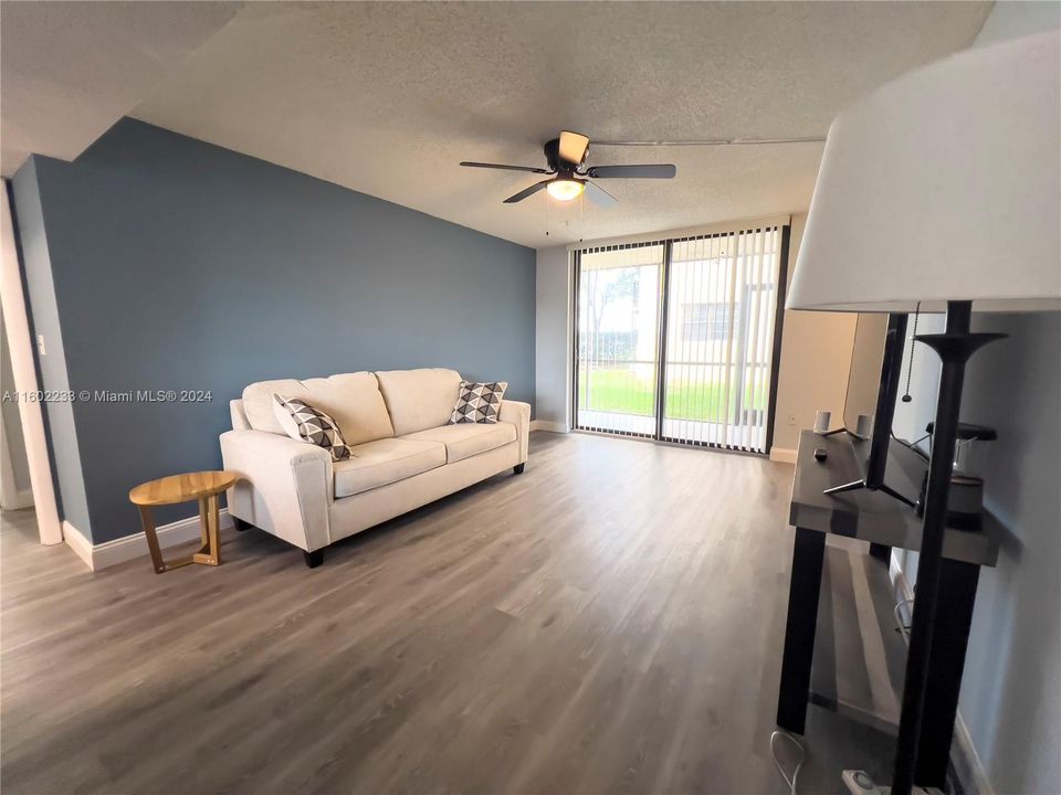 For Sale: $198,000 (1 beds, 1 baths, 850 Square Feet)