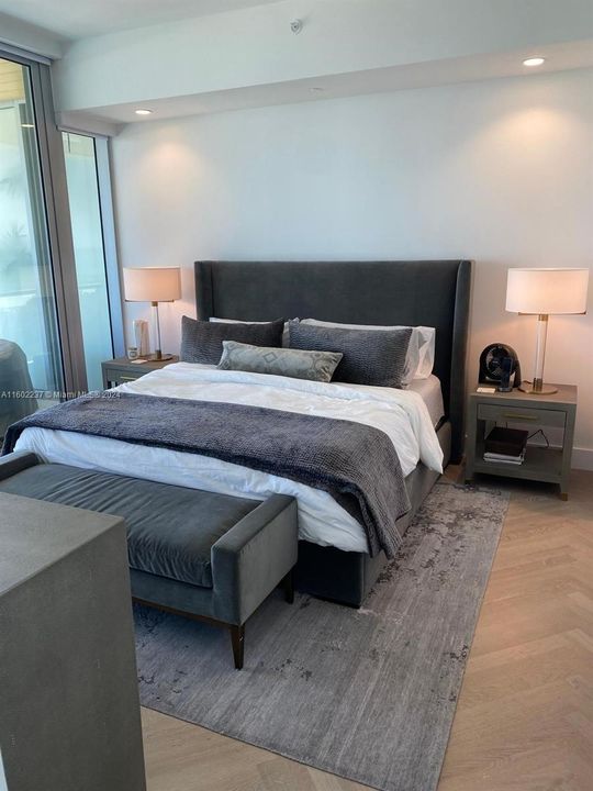 Recently Sold: $6,095,000 (2 beds, 3 baths, 1612 Square Feet)