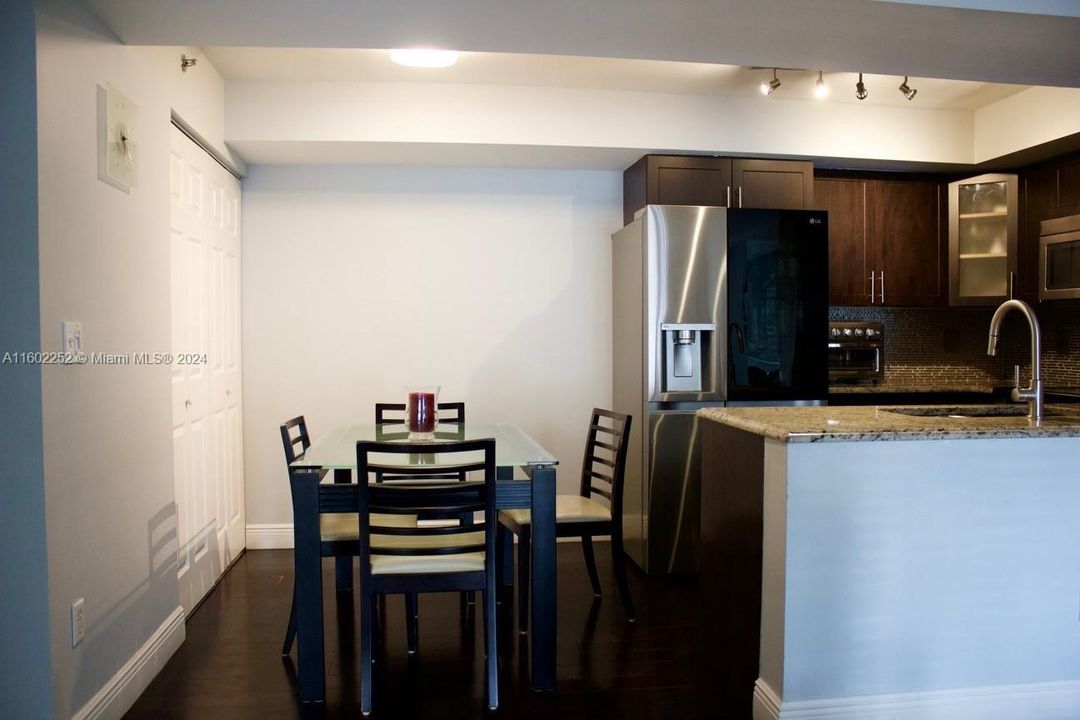 For Sale: $260,000 (2 beds, 1 baths, 1015 Square Feet)