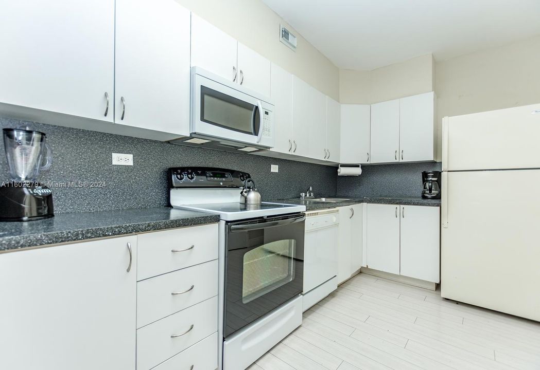 For Rent: $4,900 (2 beds, 2 baths, 1290 Square Feet)