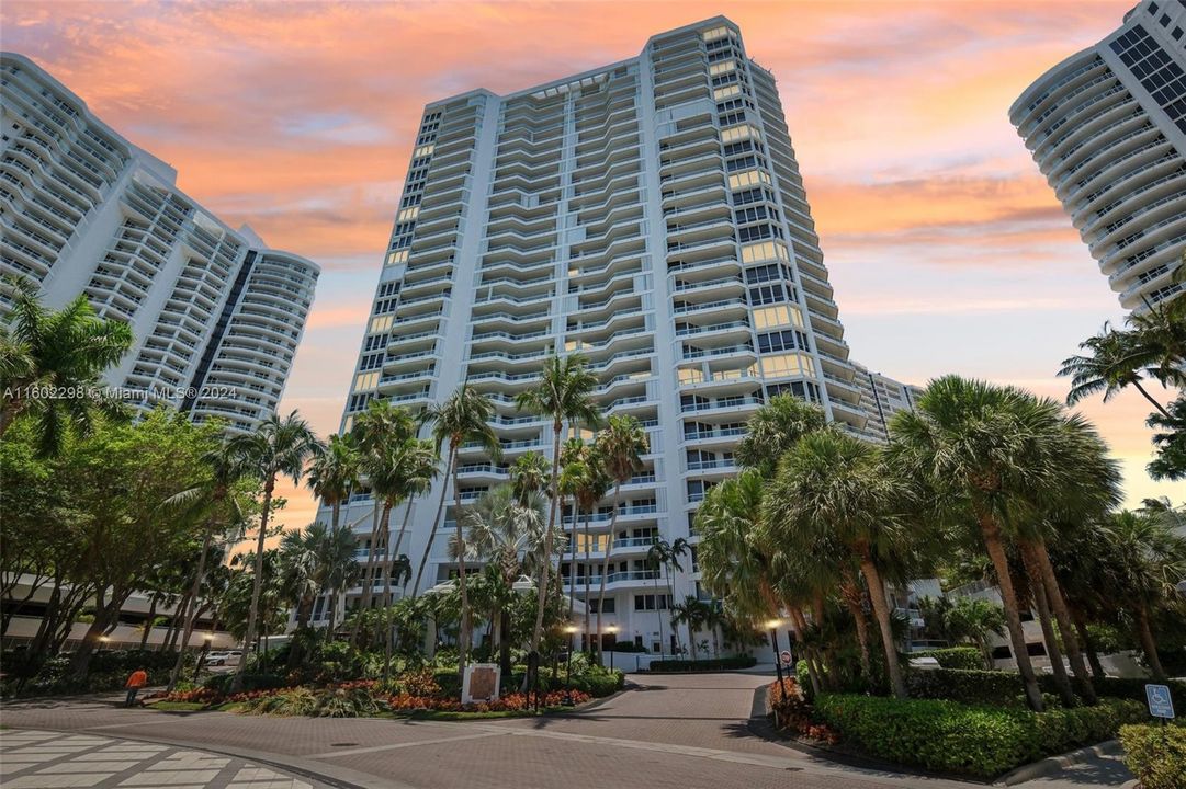 For Sale: $1,580,000 (3 beds, 3 baths, 2640 Square Feet)