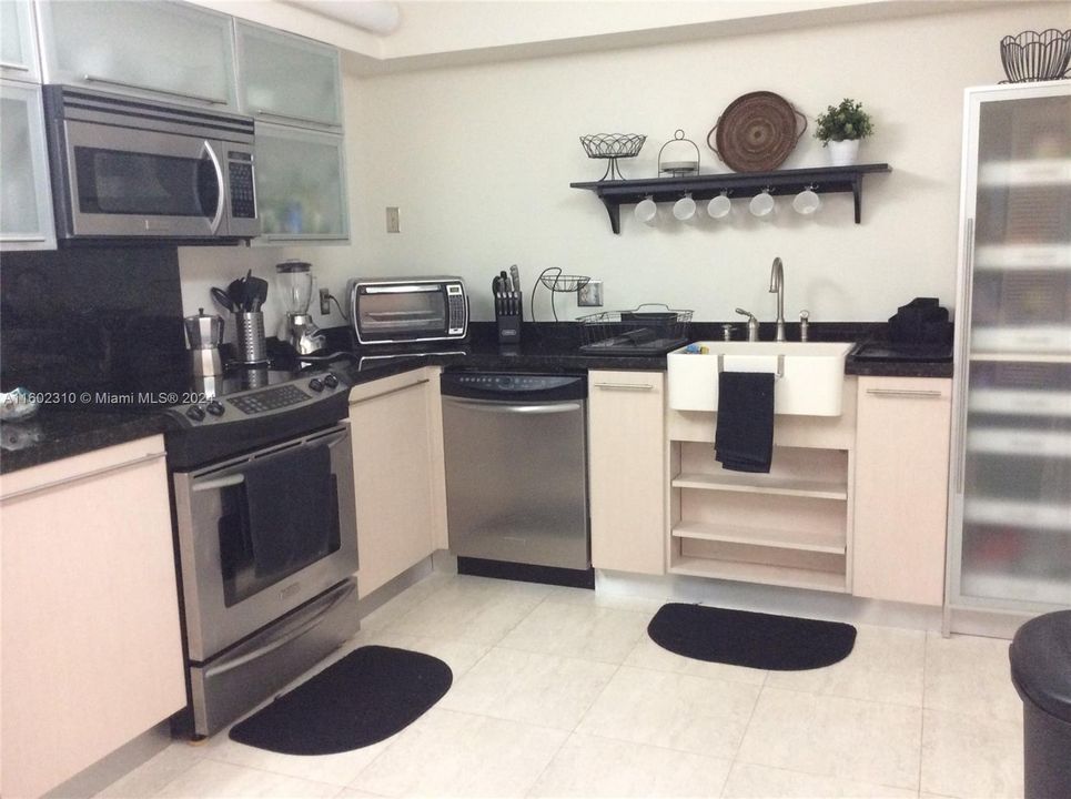 For Rent: $2,700 (2 beds, 2 baths, 1273 Square Feet)