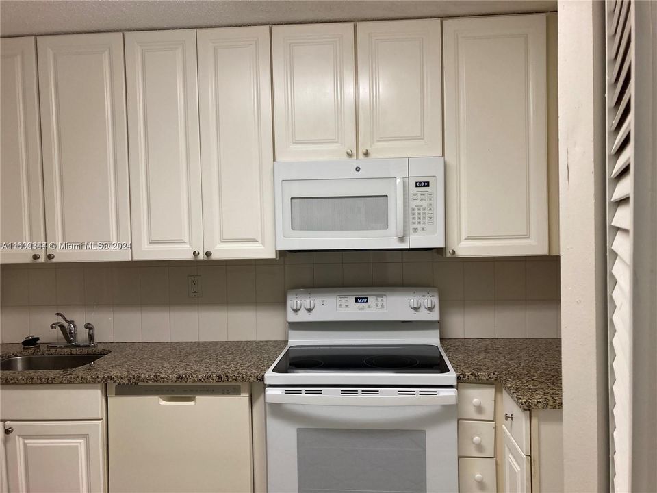 For Rent: $2,350 (2 beds, 2 baths, 852 Square Feet)