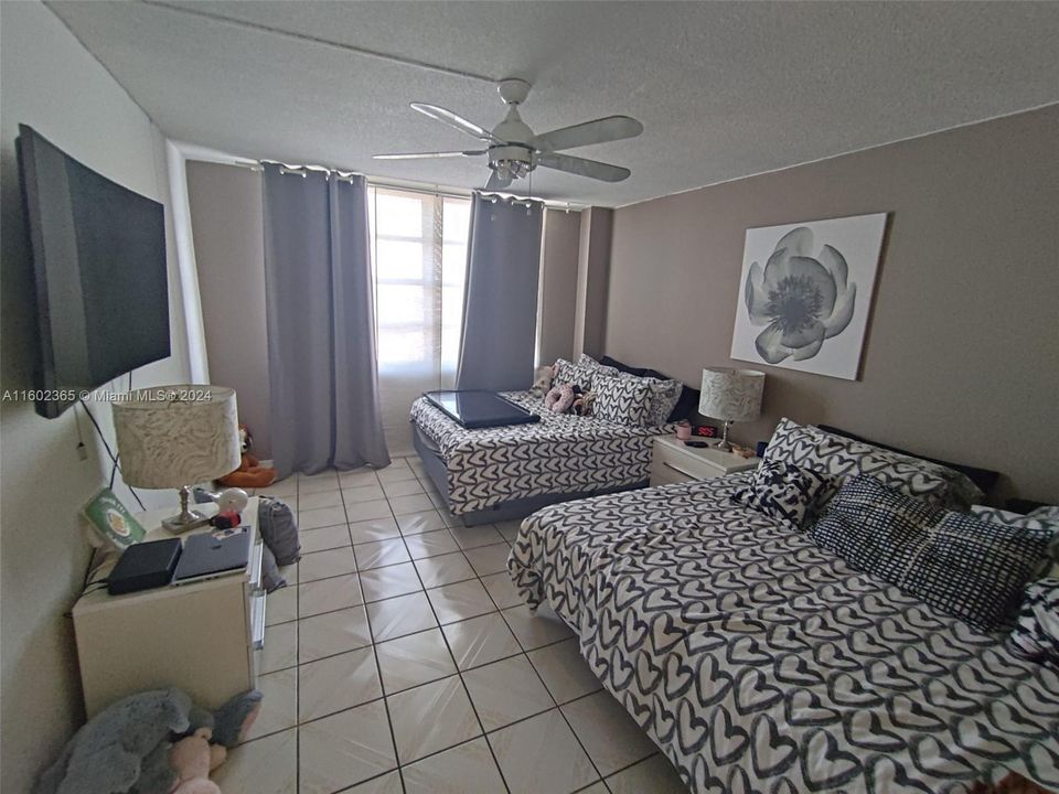 For Sale: $209,000 (1 beds, 1 baths, 887 Square Feet)