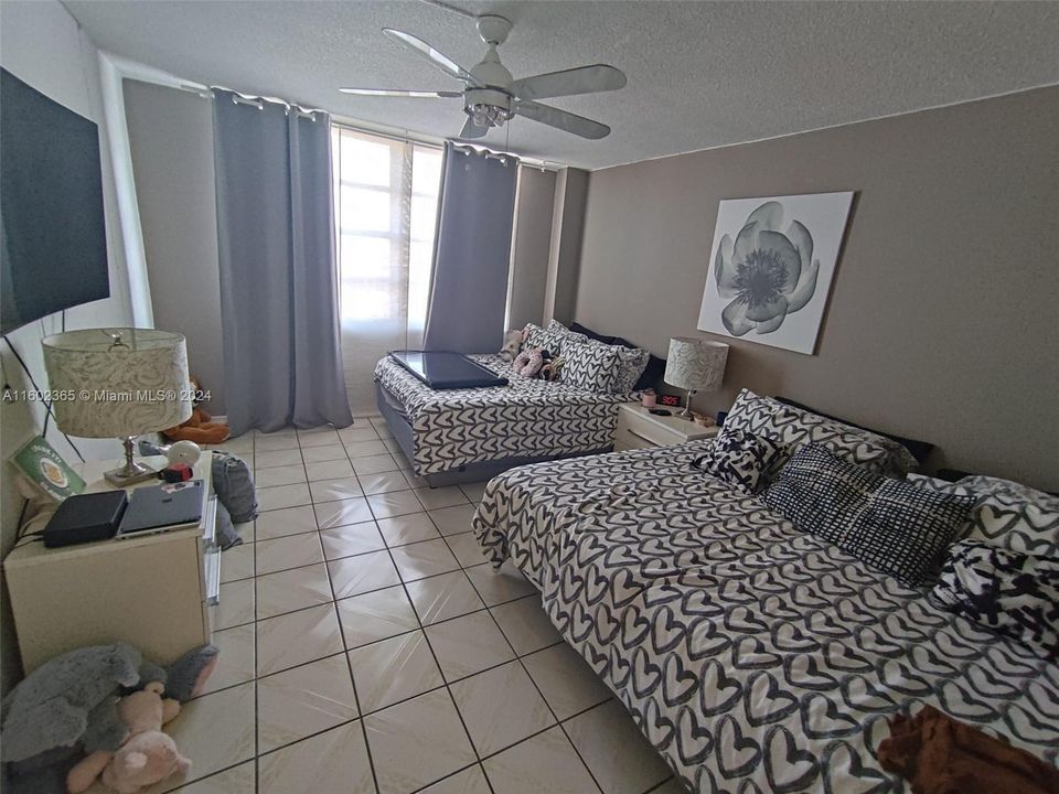 For Sale: $209,000 (1 beds, 1 baths, 887 Square Feet)