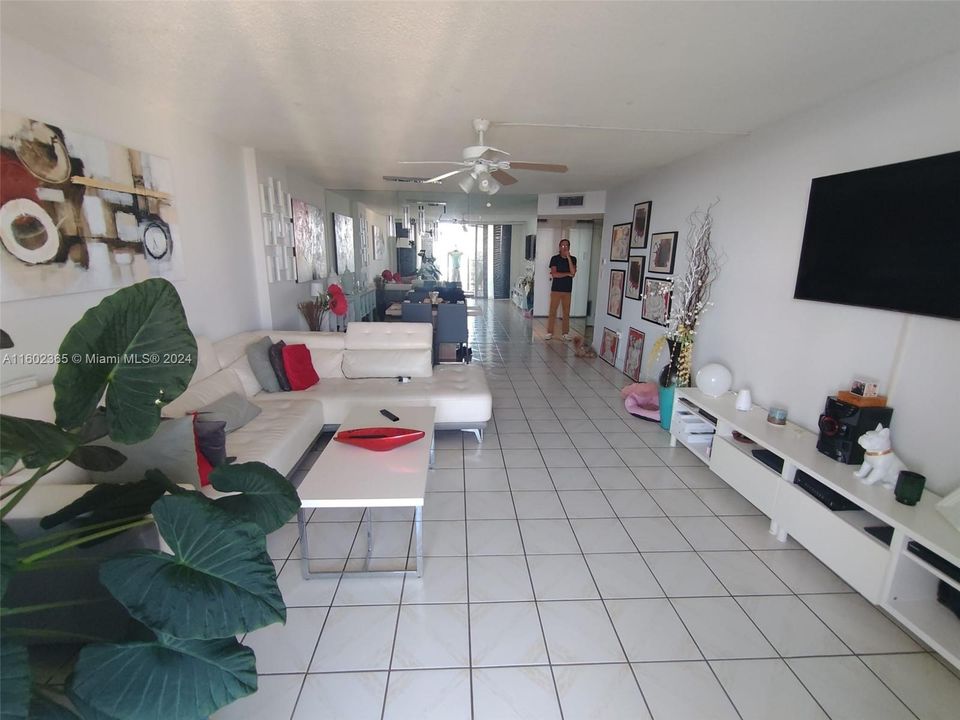 For Sale: $209,000 (1 beds, 1 baths, 887 Square Feet)