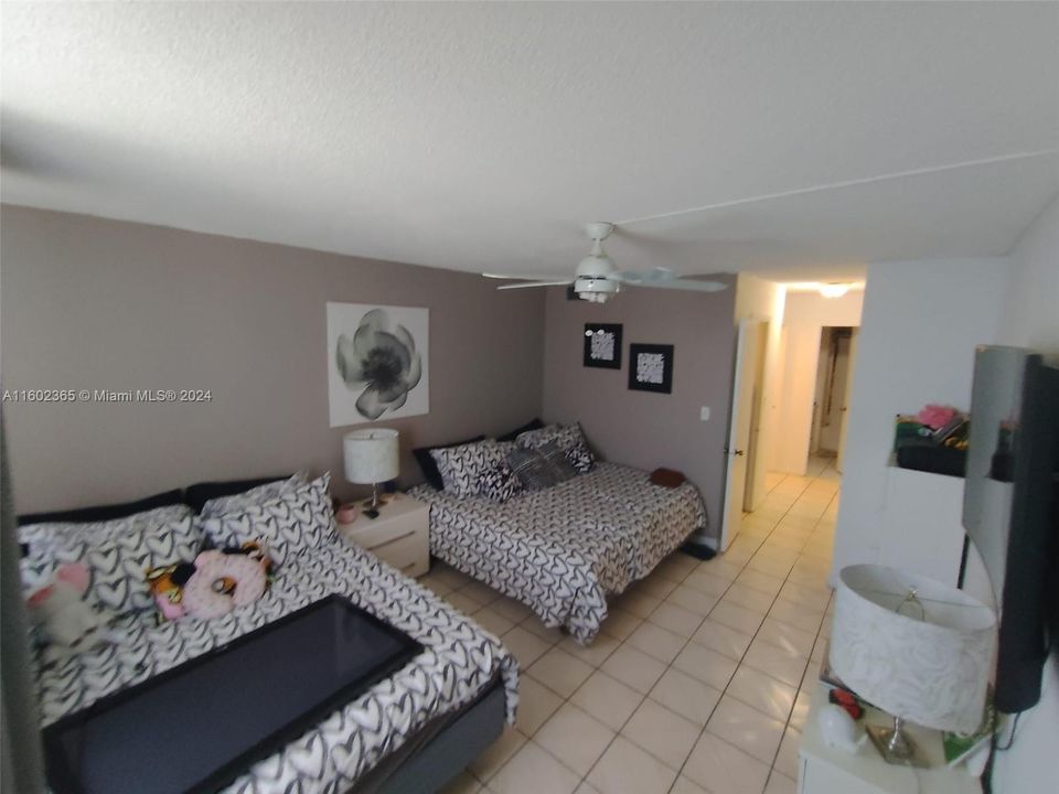 For Sale: $209,000 (1 beds, 1 baths, 887 Square Feet)