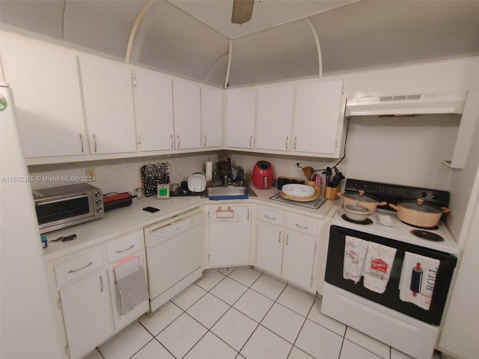 For Sale: $209,000 (1 beds, 1 baths, 887 Square Feet)