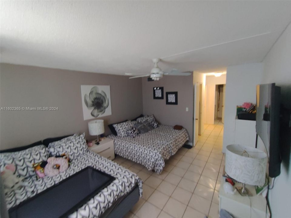 For Sale: $209,000 (1 beds, 1 baths, 887 Square Feet)