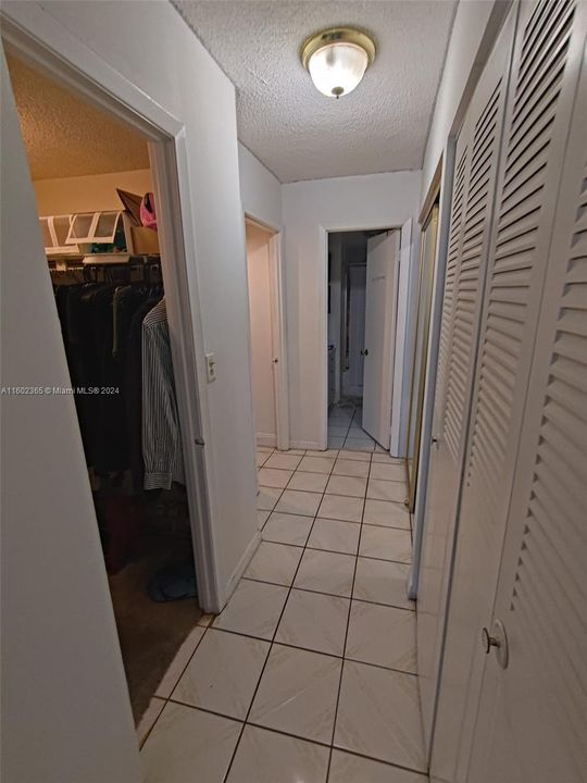 For Sale: $209,000 (1 beds, 1 baths, 887 Square Feet)