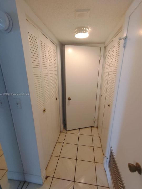 For Sale: $209,000 (1 beds, 1 baths, 887 Square Feet)