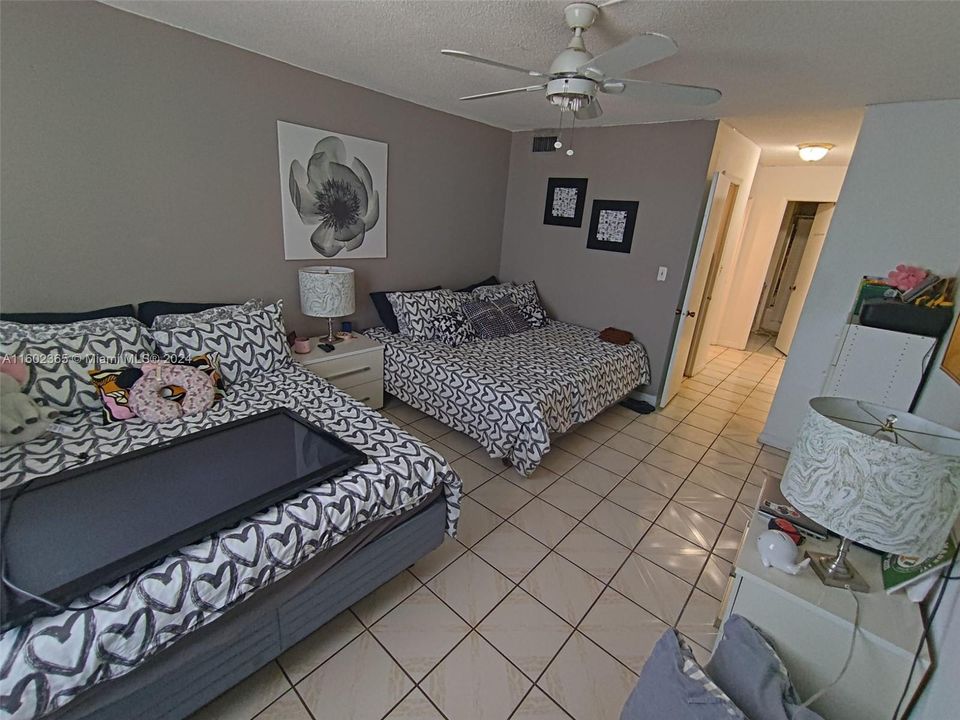 For Sale: $209,000 (1 beds, 1 baths, 887 Square Feet)