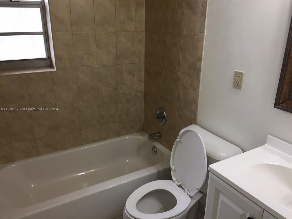 Recently Rented: $2,400 (2 beds, 1 baths, 1824 Square Feet)