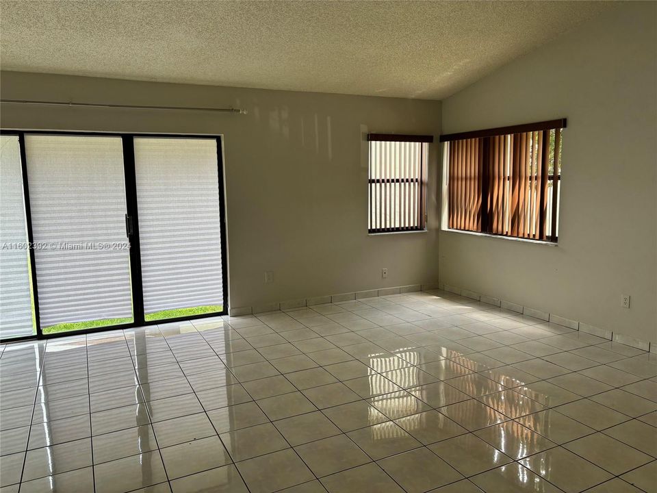 En Venta: $490,000 (4 camas, 2 baños, 1586 Pies cuadrados)