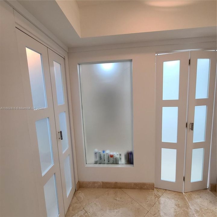 Foyer to the 2 Independent bathrooms