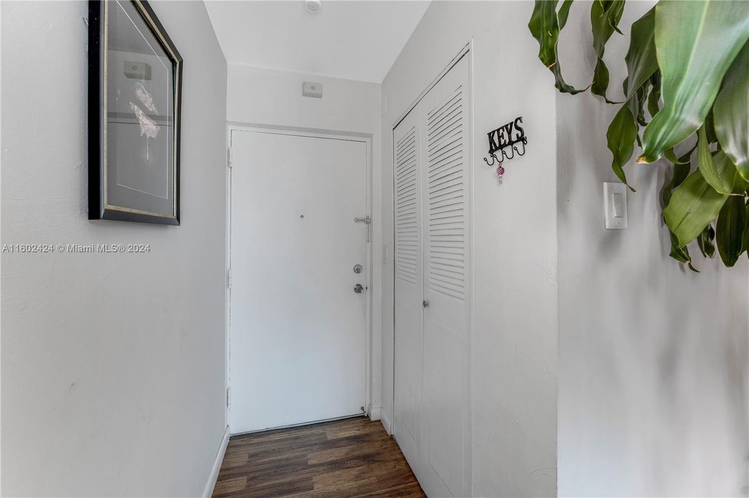 For Sale: $287,000 (1 beds, 1 baths, 690 Square Feet)